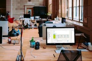 Einblick in ein Büro mit Schreibtischen und PCs (Bild: Knauf)