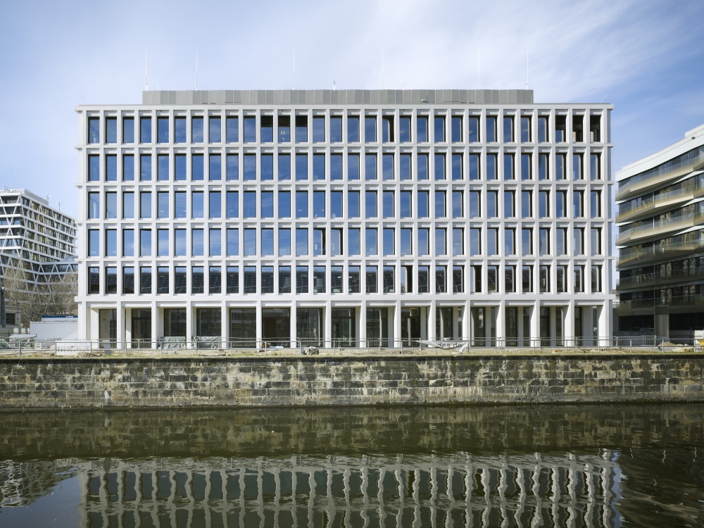Bürogebäude am Hamburger Bahnhof, Berlin. 