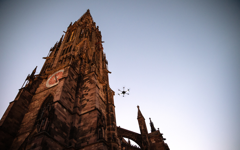 Die mit dem mobilen 3D-Laserscanner ausgerüstete Drohne hebt im Herzen der Freiburger Altstadt ab