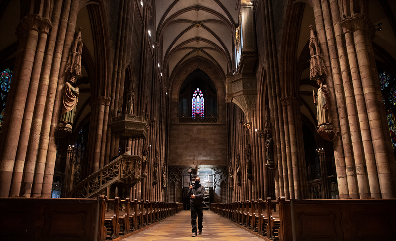 Scanarbeiten im Kirchenschiff 