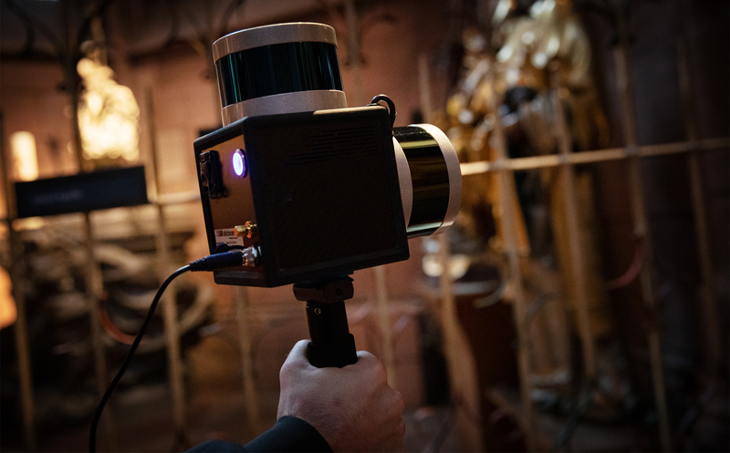 Der Laserscanner wird für die Erfassung durch die Kirche getragen. Dabei scannt er horizontal und vertikal seine Umgebung.