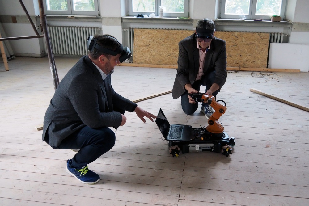 Vizepräsident Prof. Thomas Wegener (li.) und Dekan Prof. Dr. Hans-Hermann Prüser 